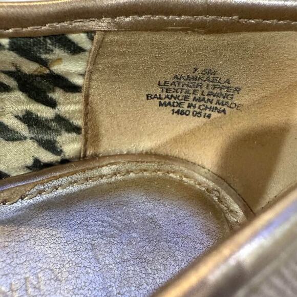 Anne Klein iFlex Pointed Toe Leather Kitten Heels Womens 7.5M Taupe Chain Accent - Picture 8 of 10